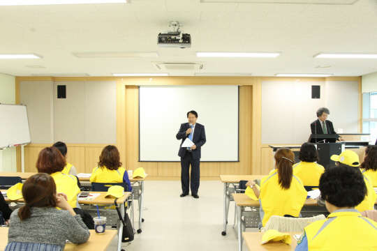 학생의 안전한 교육환경을 만들기 위해 학부모가 직접 나선다. 구로구가 26일부터 민·관이 함께하는 '학교안전지원단'을 운영한다. 구로구는 "학생들이 안전하고 쾌적한 환경에서 학업에 전념할 수 있도록 돕기 위해 학부모 중심으로 학교안전지원 민·관 거버넌스인 '학교안전지원단'을 구성해 활동을 펼친다"고 23일 밝혔다. 학교안전지원단 발대식 모습. 구로구 제공